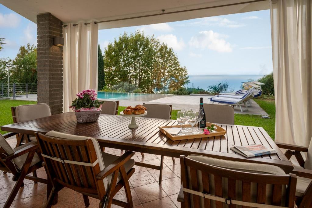 - une table à manger avec vue sur l'océan dans l'établissement VILLA INFINITY - Regarda Travel, à Bardolino