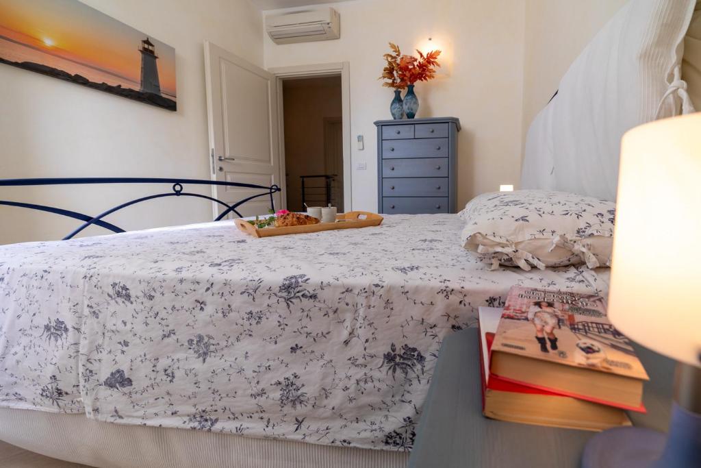 - une chambre avec un lit et une table avec des livres dans l'établissement VILLA INFINITY - Regarda Travel, à Bardolino