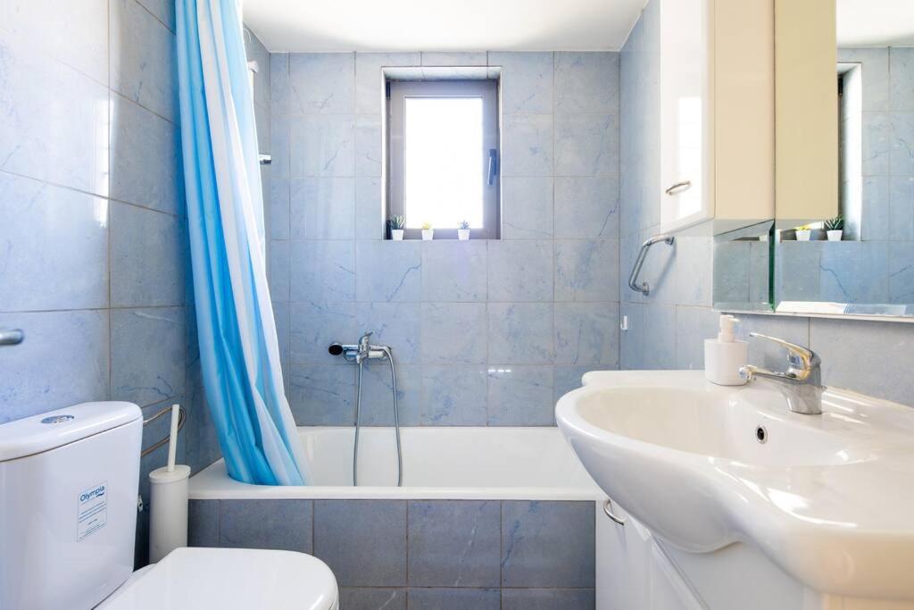 Koupelna v ubytování Zenios Rafina - Sea View Rental with Easy Access to the Islands