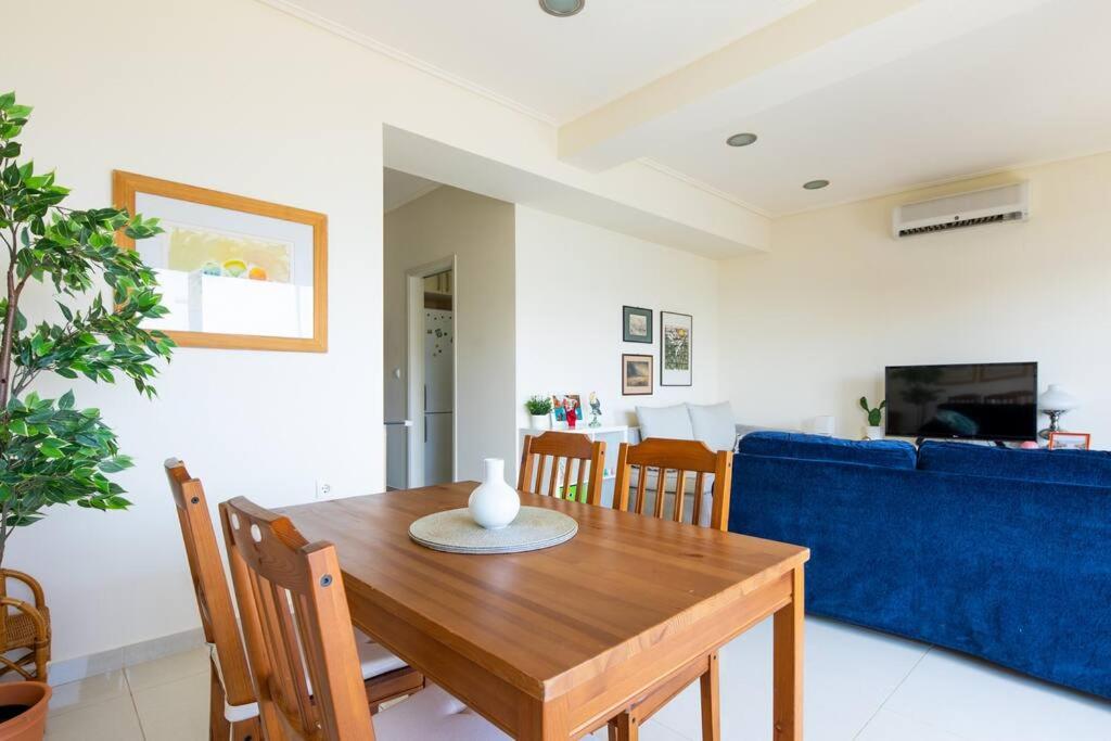 Posezení v ubytování Zenios Rafina - Sea View Rental with Easy Access to the Islands