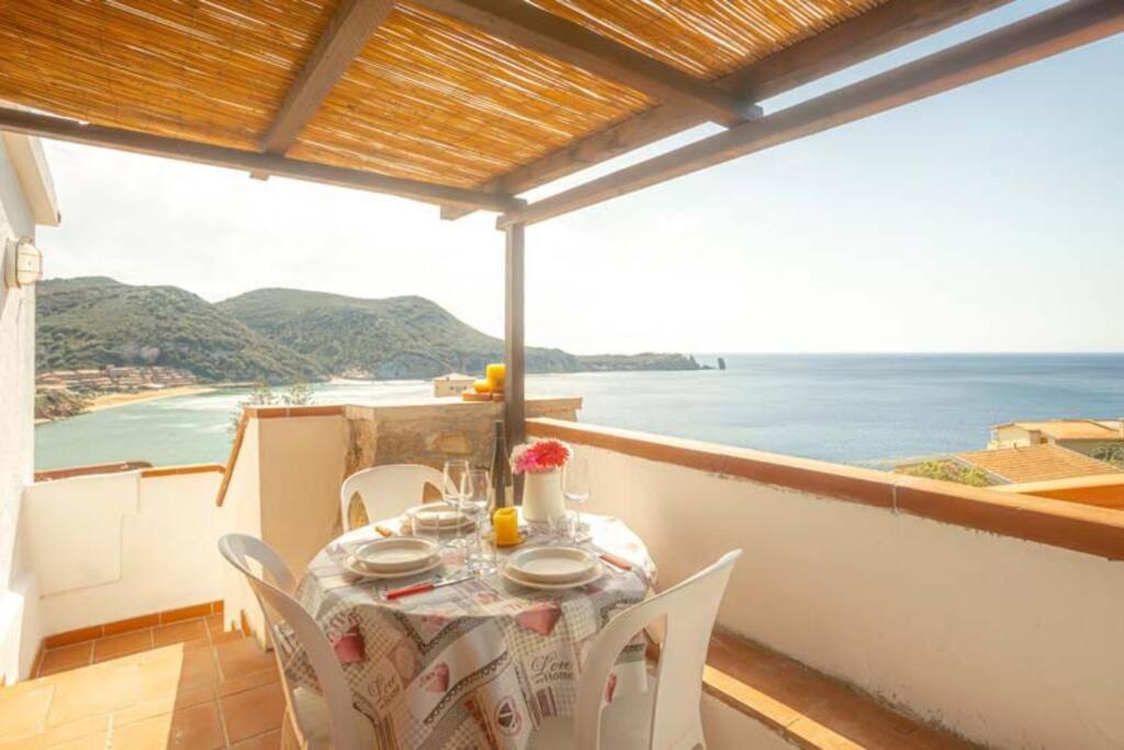 - une table sur un balcon avec vue sur l'océan dans l'établissement Bellavista, à Campese