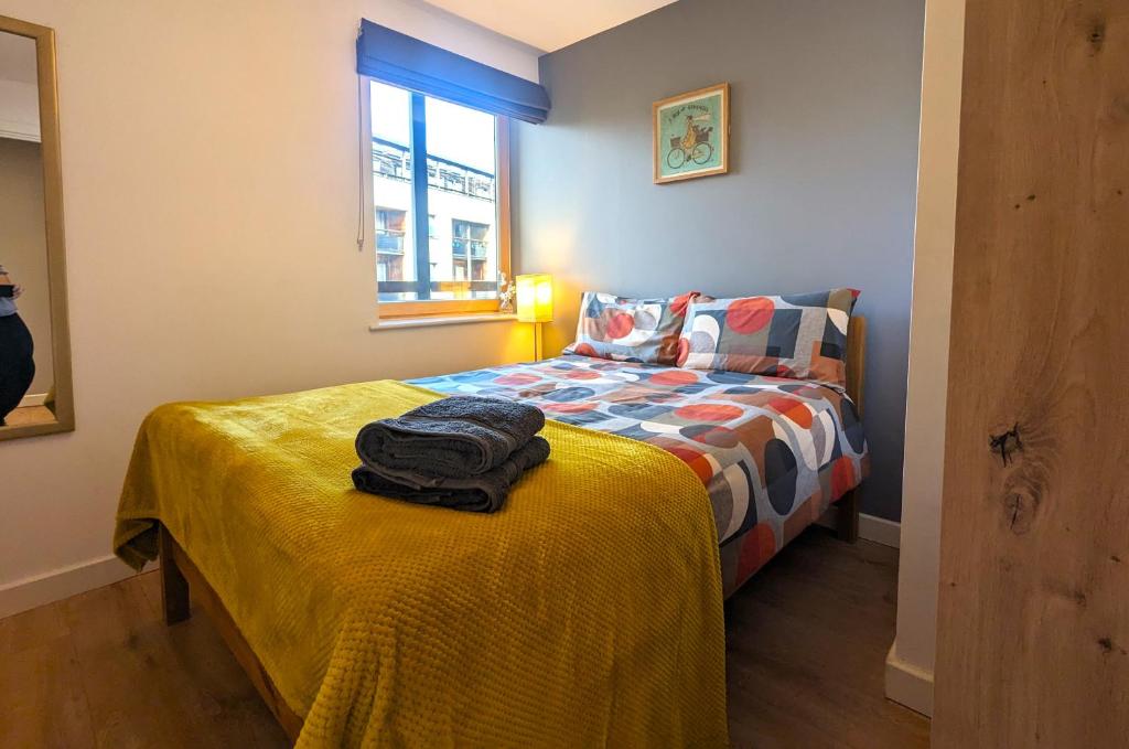 Postel nebo postele na pokoji v ubytování Stunning Modern Coventry City Centre Apartment