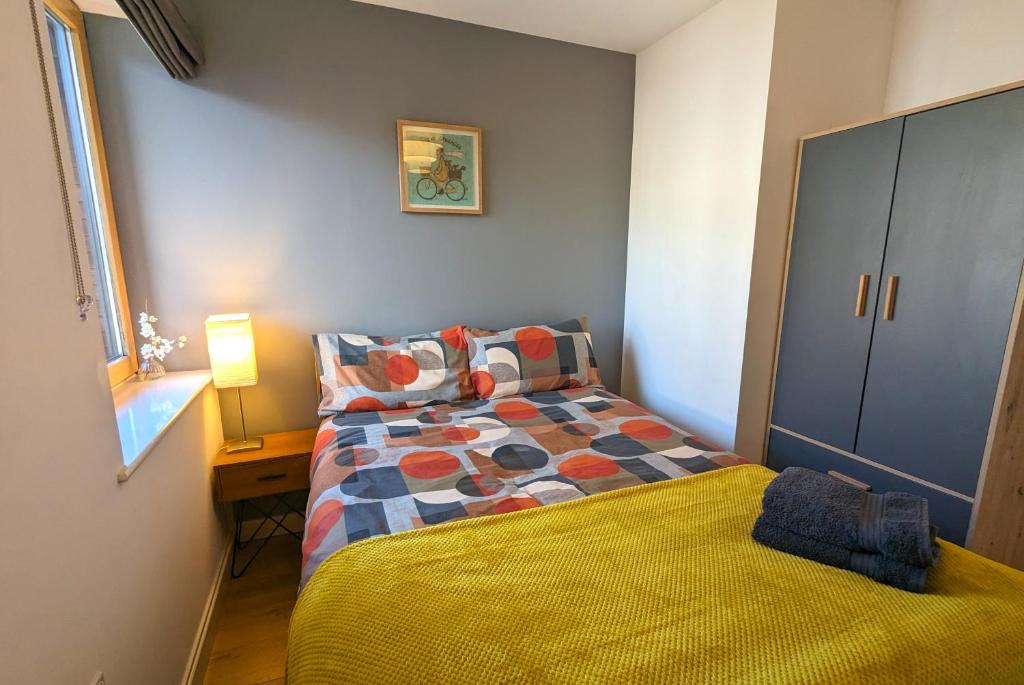Postel nebo postele na pokoji v ubytování Stunning Modern Coventry City Centre Apartment