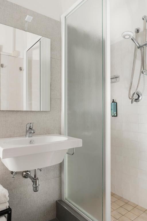 A bathroom at Hotel Roxy & Beach