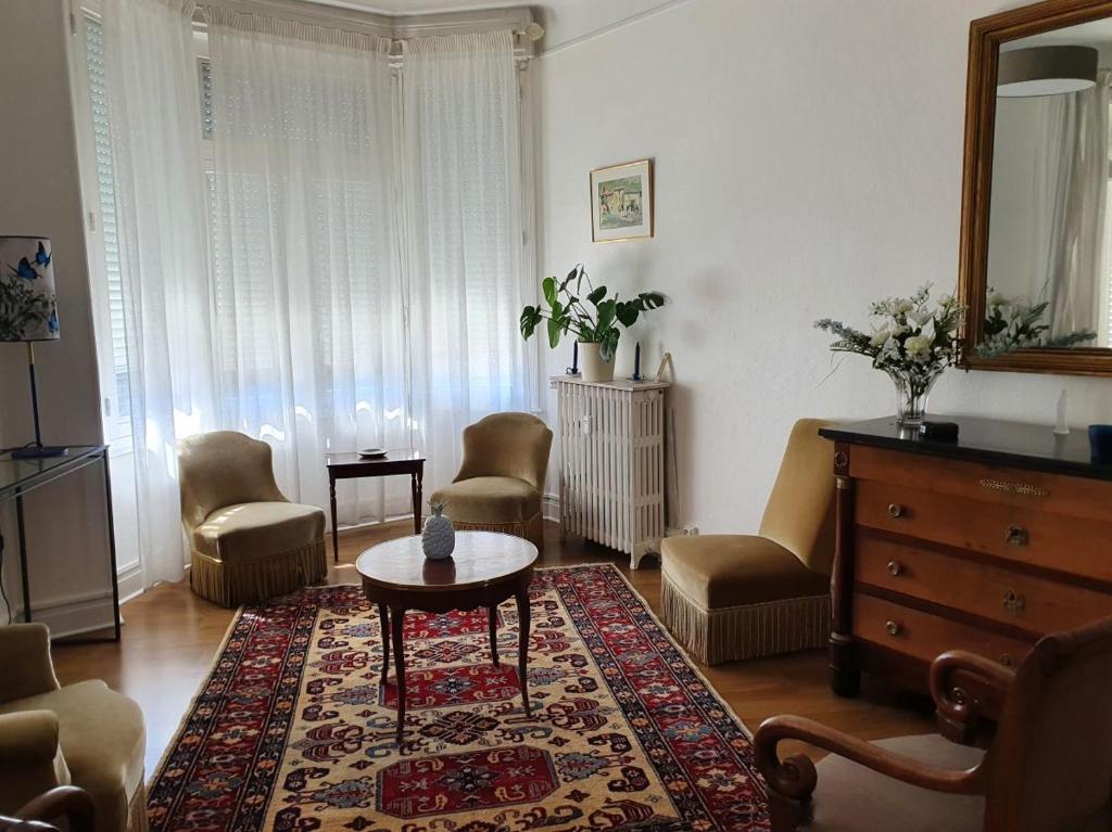 un salon avec une table et des chaises dans l'établissement Spacieux 80 m2 Cœur de Vichy proche des Thermes, à Vichy