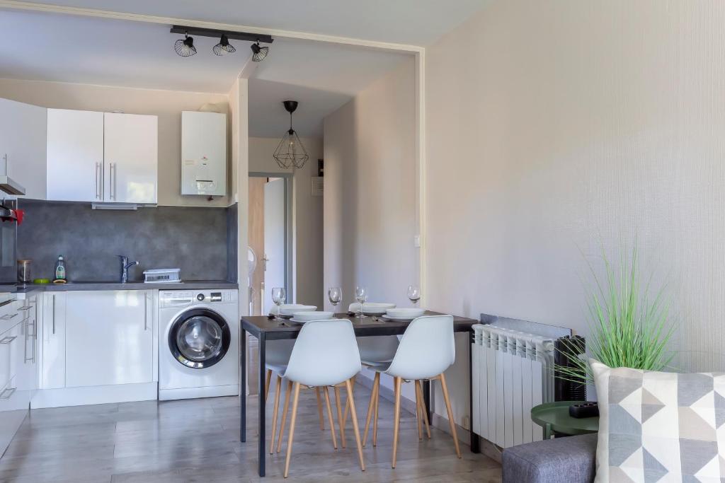 une cuisine et une salle à manger avec une table et des chaises dans l'établissement Superbe appartement T2 proche mer avec parking, à La Grande Motte
