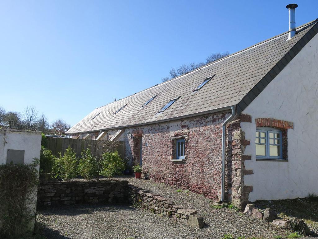Saint TwynnellsにあるSwallows Cottageの煉瓦造りの屋根と庭