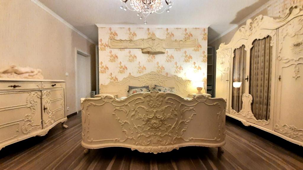 1 dormitorio con cama y lámpara de araña en Studio with Terrace Near Prague Airport 