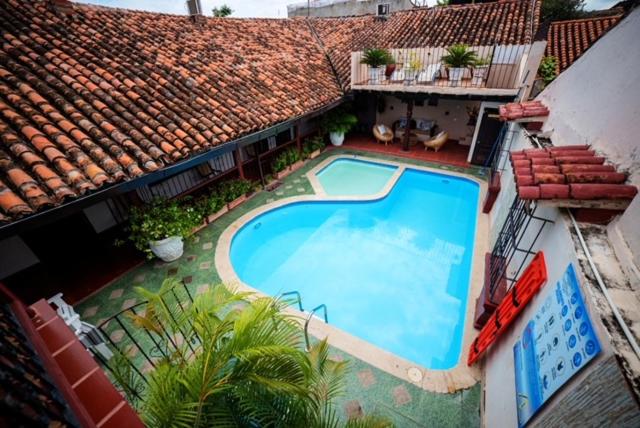 an overhead view of a swimming pool in a house at Hotel La Casona Mompox in Mompós