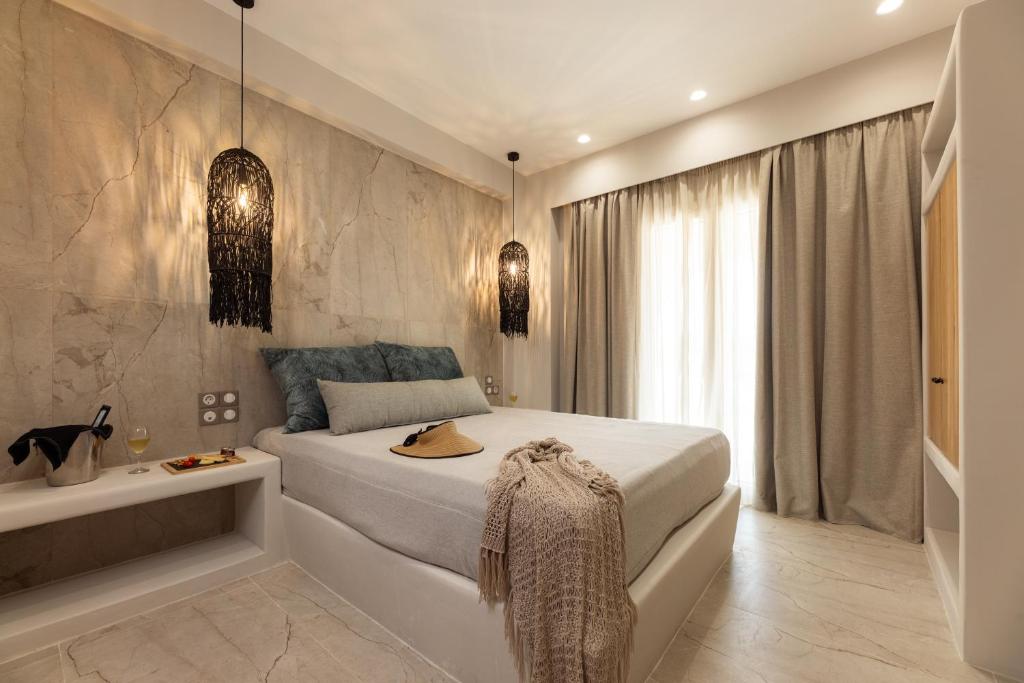 una camera con un grande letto e una vasca da bagno di Villa Finest -Seaside Villa with private swimming pool- a Mikri Vigla