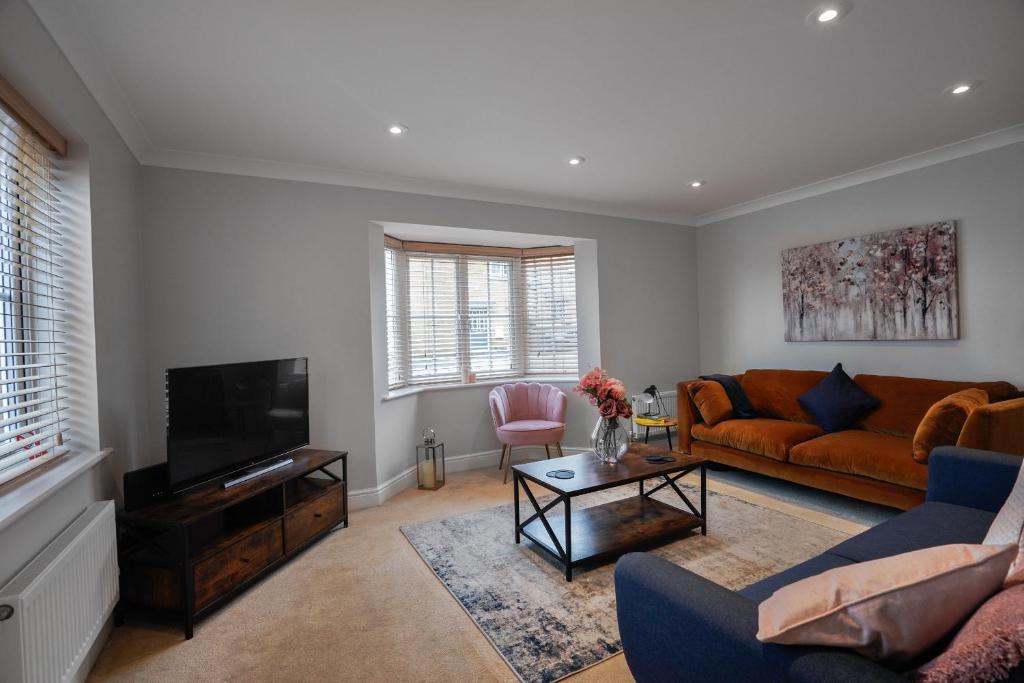 sala de estar con sofá y TV en Partridge Close en Stowmarket