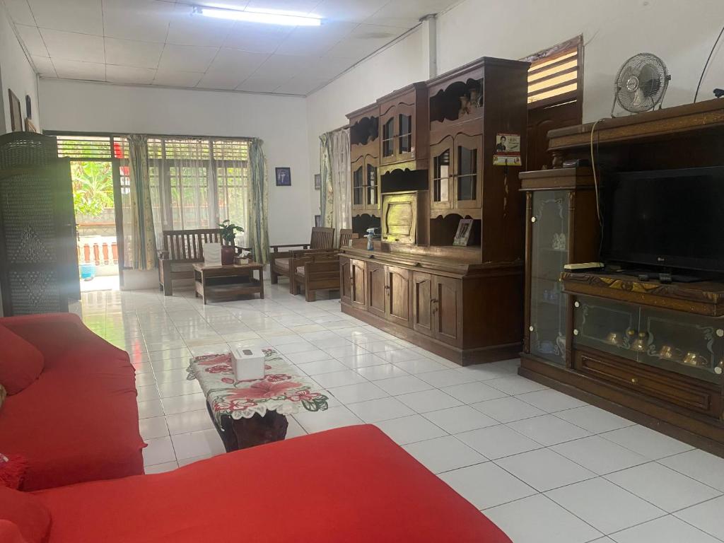 ein Wohnzimmer mit einem Sofa und einem Flachbild-TV in der Unterkunft Wijaya homestay in Subang