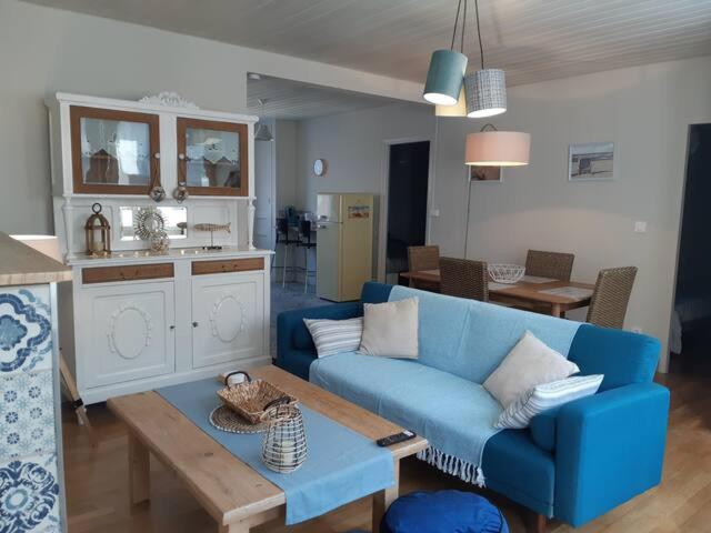 un salon avec un canapé bleu et une table dans l'établissement 