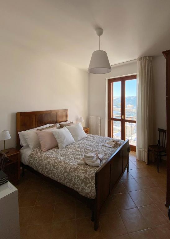 una camera da letto con un letto e una grande finestra di Nonna Felicia B&B a Muro Lucano