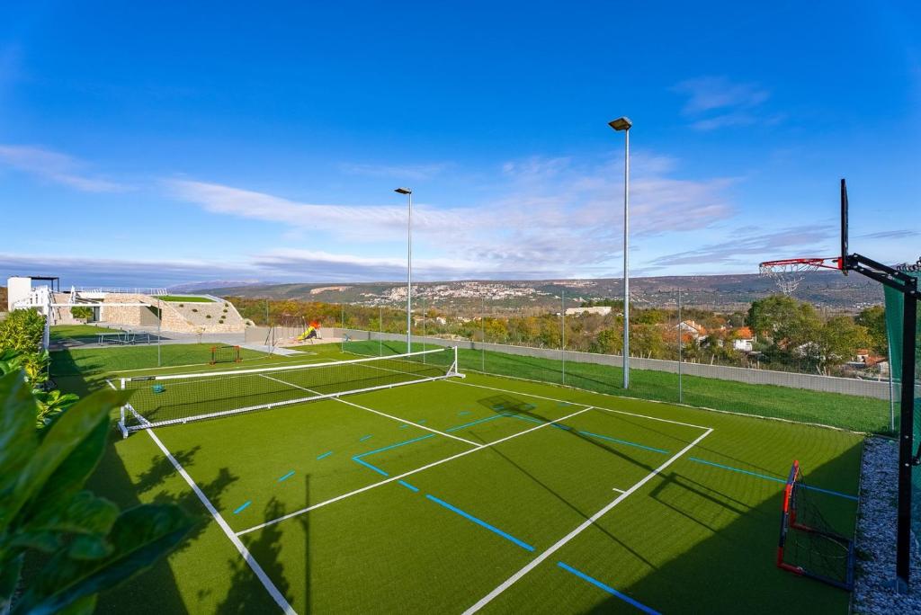 Tenis a/nebo squash v ubytování NEW! Luxury Villa Madre with 5 en-suite bedrooms, heated 72sqm Mineral pool, Whirlpool, outdoor Gym, Playground nebo okolí