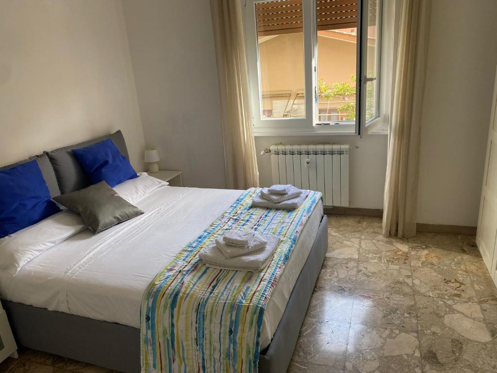 ein Schlafzimmer mit einem Bett mit Handtüchern darauf in der Unterkunft CASA BALU' in Rom