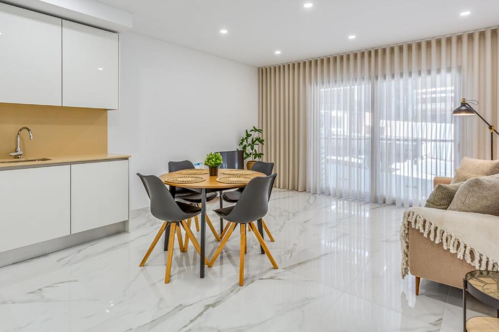 Sublime and Bright 2 BDR Apartment by LovelyStay