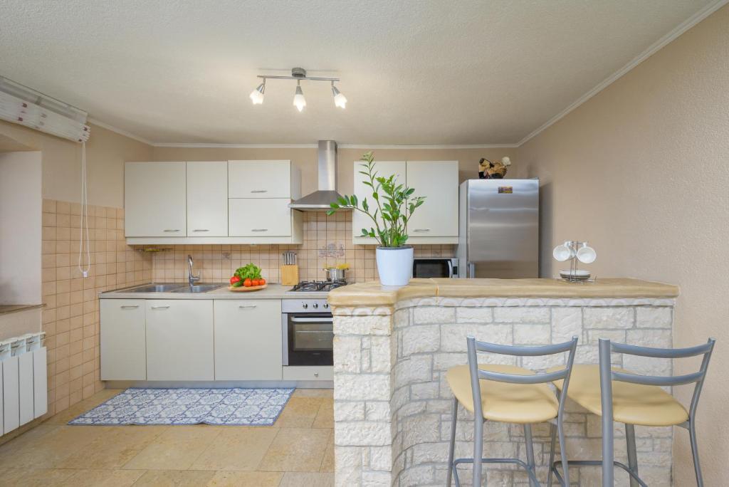 Kuchnia lub aneks kuchenny w obiekcie Holiday Apartment Ariella