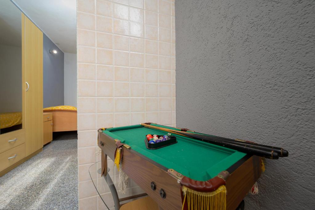 Stół bilardowy w obiekcie Holiday Apartment Ariella