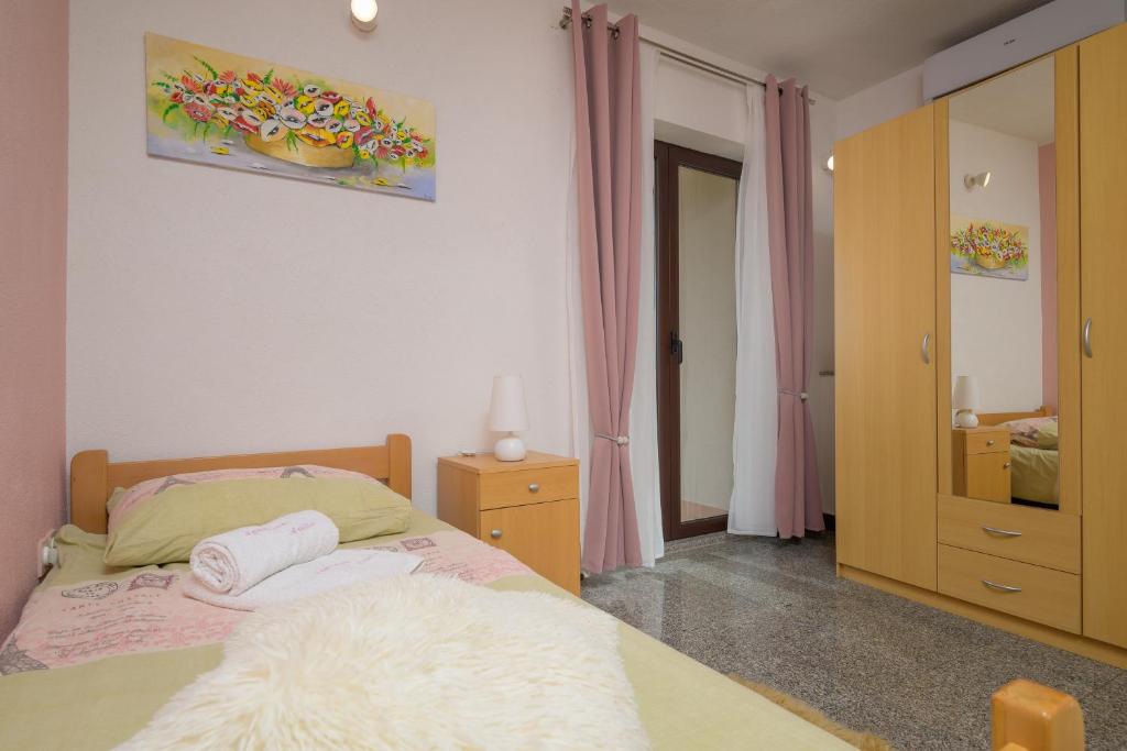 Łóżko lub łóżka w pokoju w obiekcie Holiday Apartment Ariella