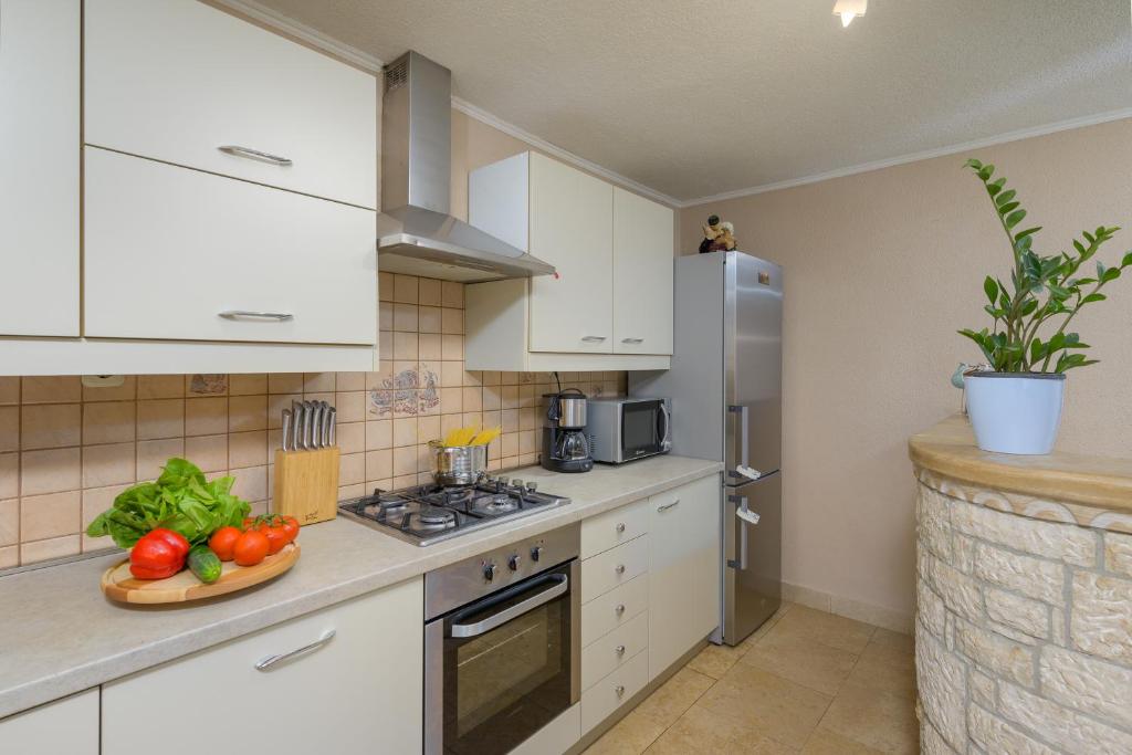Kuchnia lub aneks kuchenny w obiekcie Holiday Apartment Ariella