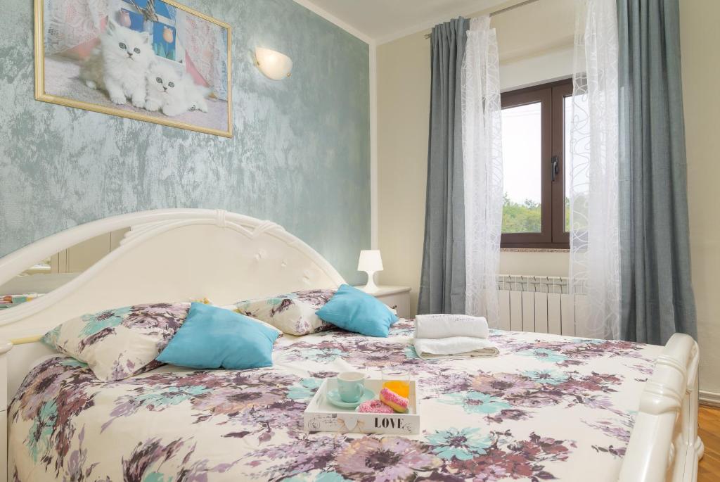 Łóżko lub łóżka w pokoju w obiekcie Holiday Apartment Ariella