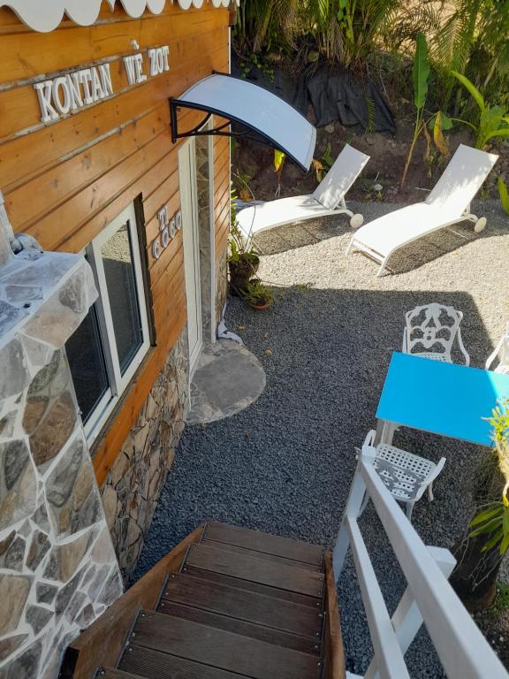 a patio with a table and chairs next to a building at Lodge Ti-Kaco Vanille in Trois-Rivières