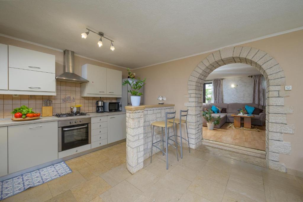 Kuchnia lub aneks kuchenny w obiekcie Holiday Apartment Ariella