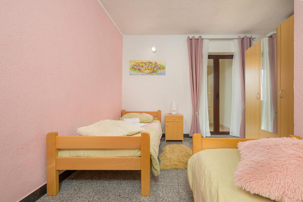 Łóżko lub łóżka w pokoju w obiekcie Holiday Apartment Ariella