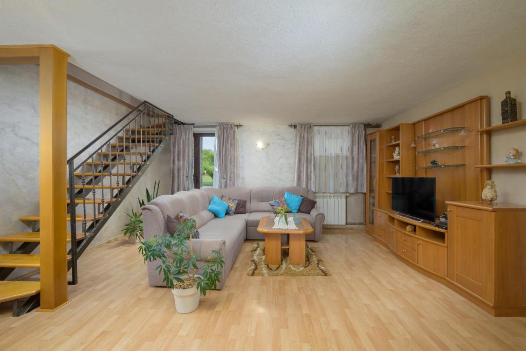 Telewizja i/lub zestaw kina domowego w obiekcie Holiday Apartment Ariella