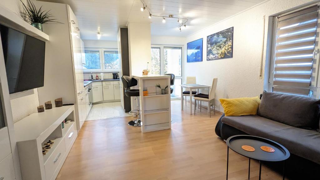 - un salon avec un canapé et une table dans l'établissement Ruhige, moderne Wohnung bei Darmstadt in Roßdorf, à Roßdorf