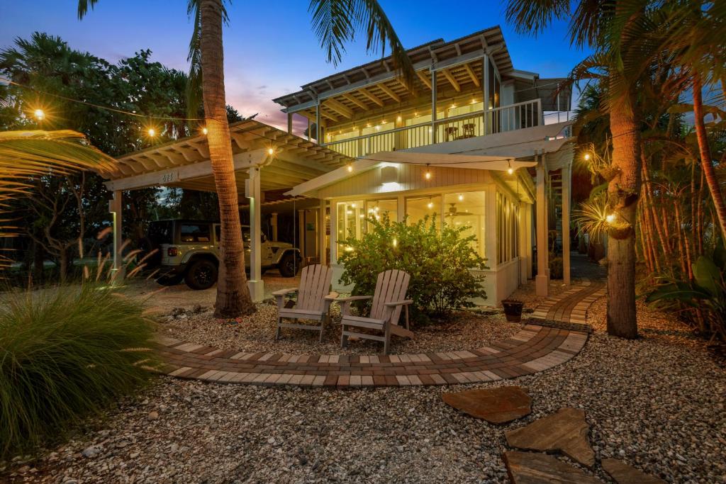 Zahrada ubytování Siesta Key Oasis with Outdoor Pool and Screened Lanai!
