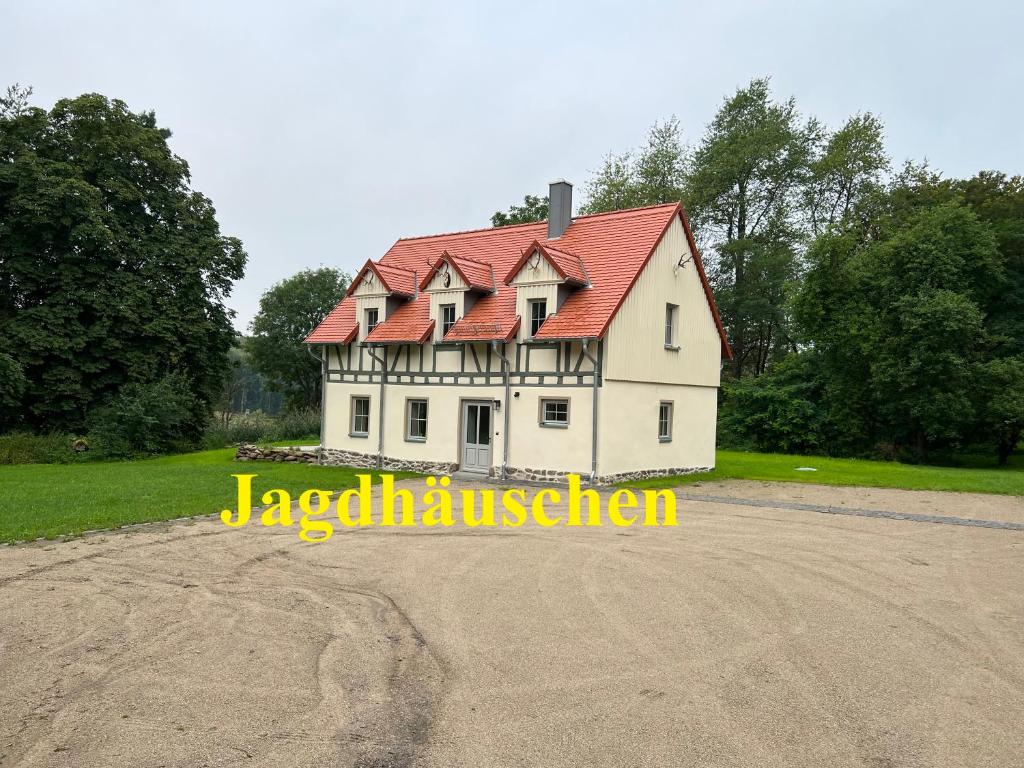ein großes weißes Haus mit rotem Dach in der Unterkunft Schellnhof Forsthaus am Waldrand in Nidda