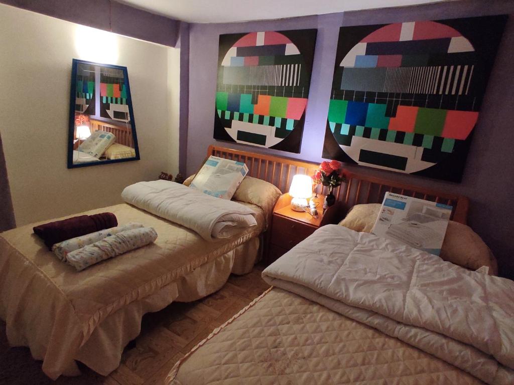 1 dormitorio con 2 camas y espejo en Casa Terzia Islallana 350m2 A 10 min de Logroño, en Islallana