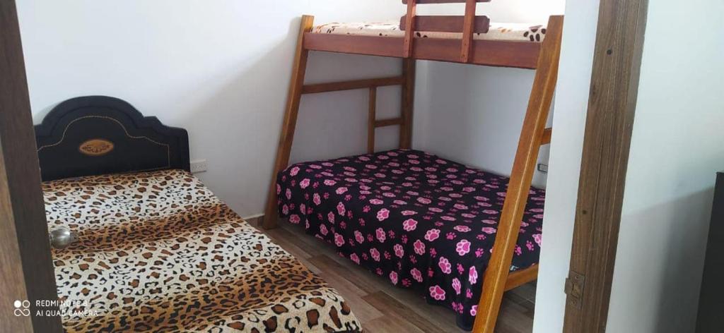 a room with two bunk beds and a bed at Apartamentos WilMoni in Turbo