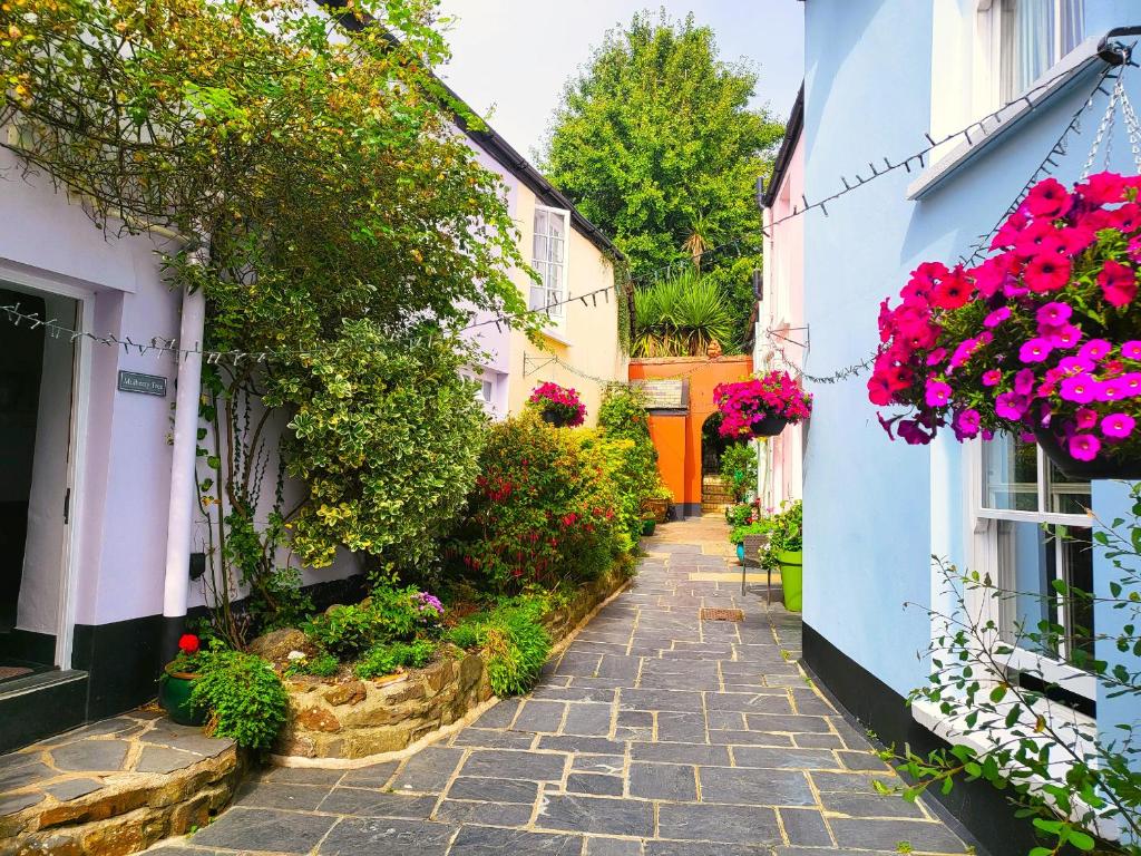 ビデフォードにあるLands Houseの花の村の石畳の路地