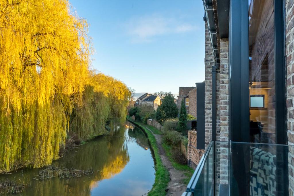 ヨークにあるCharming 3-Bed - Loft Style House in Yorkの窓から川の景色を望めます。