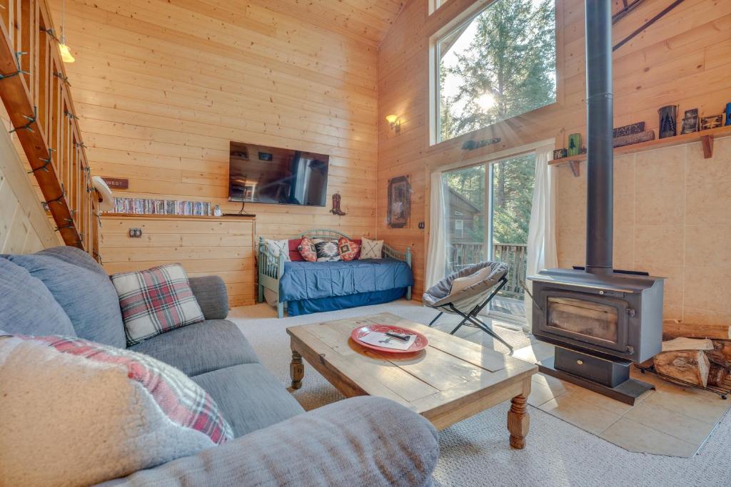 Μια τηλεόραση ή/και κέντρο ψυχαγωγίας στο Quaint and Cozy Cabin in Leavenworth!