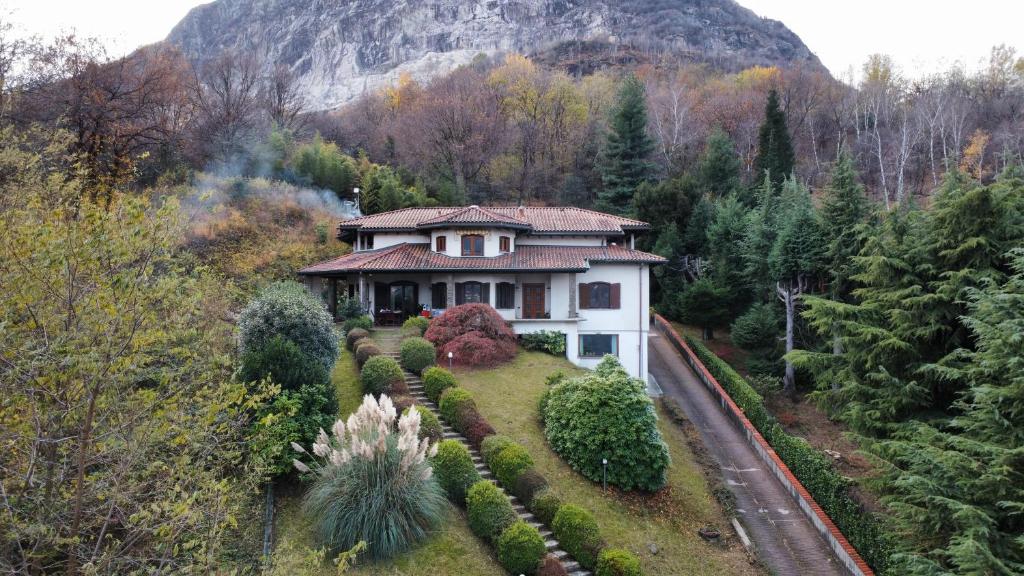 une maison assise au sommet d'une colline avec des arbres dans l'établissement Villa Isabel, à Baveno