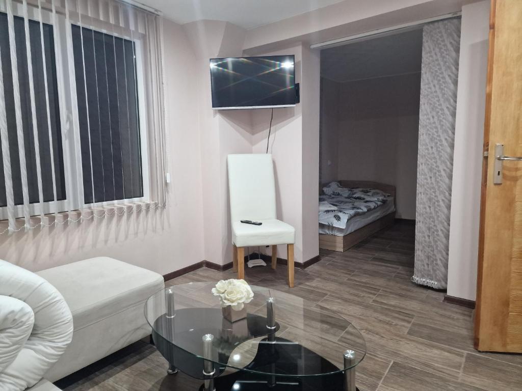 uma sala de estar com um sofá e uma mesa em Къща за гости Теяна em Tryavna
