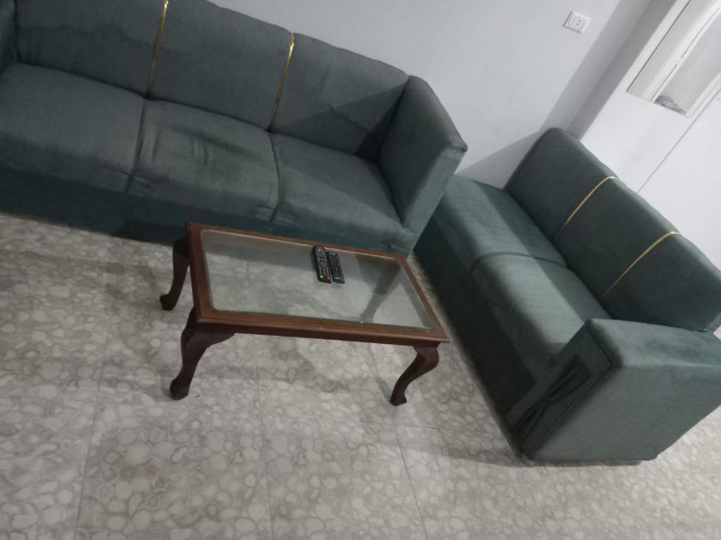 ein Wohnzimmer mit einem Sofa und einem Couchtisch in der Unterkunft Ikea flat 6 in Hurghada