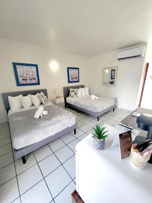 Postel nebo postele na pokoji v ubytování Nautilus by La Jamaca Hotels-Downtown La Parguera
