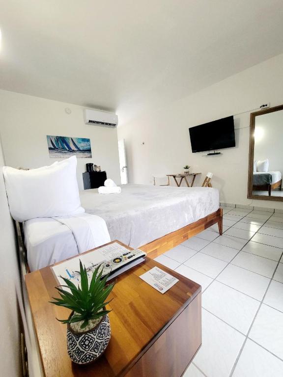 TV a/nebo společenská místnost v ubytování Nautilus by La Jamaca Hotels-Downtown La Parguera