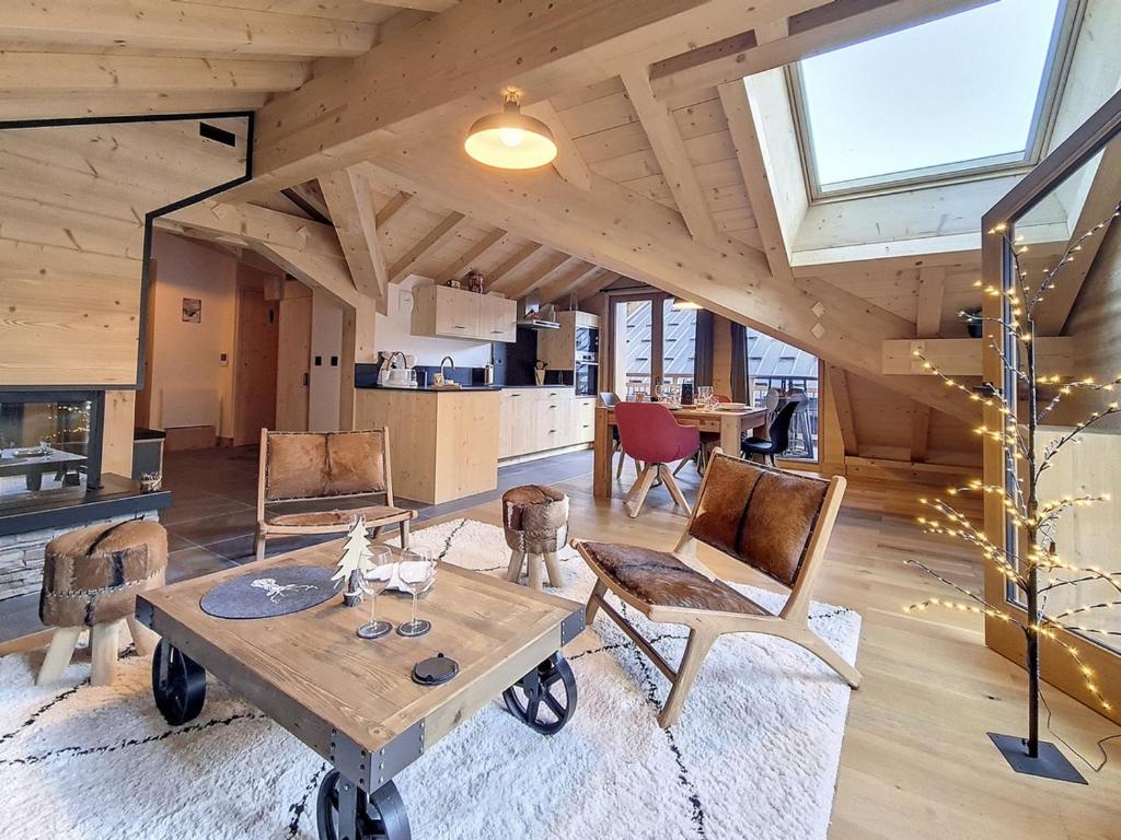 un salon avec une table et des chaises dans l'établissement Chalet Neuf · Proche Pistes · Terrasse · Sauna - FR-1-344-1161, à Praranger