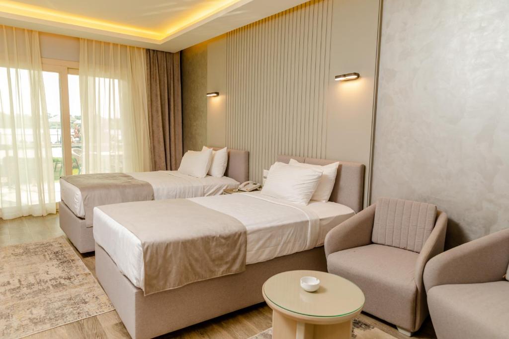 Postel nebo postele na pokoji v ubytování Nile Club hotel