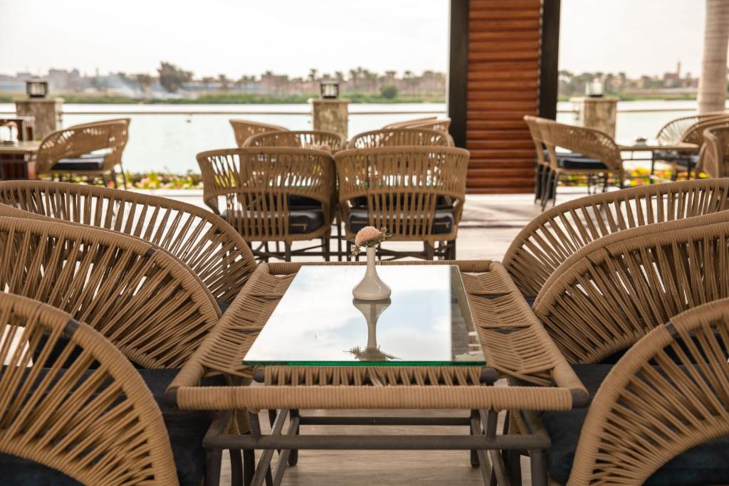 Výhled na řeku, která protéká v blízkosti hotelu
