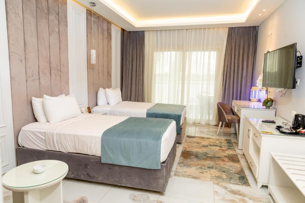 Postel nebo postele na pokoji v ubytování Nile Club hotel
