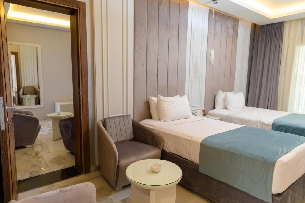 Postel nebo postele na pokoji v ubytování Nile Club hotel