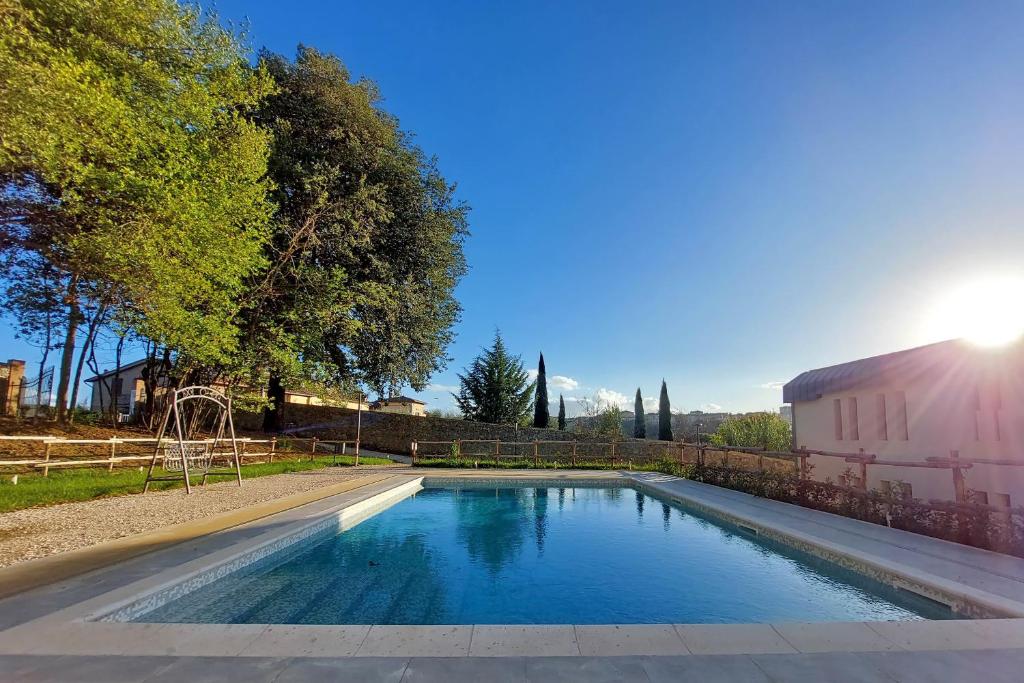 una piscina nel cortile di una casa di Siena Hills Apartments a Siena