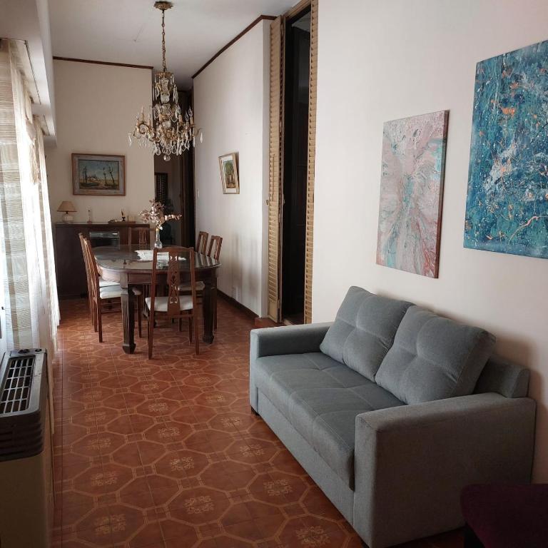 sala de estar con sofá y mesa en BELGRANO en Chivilcoy